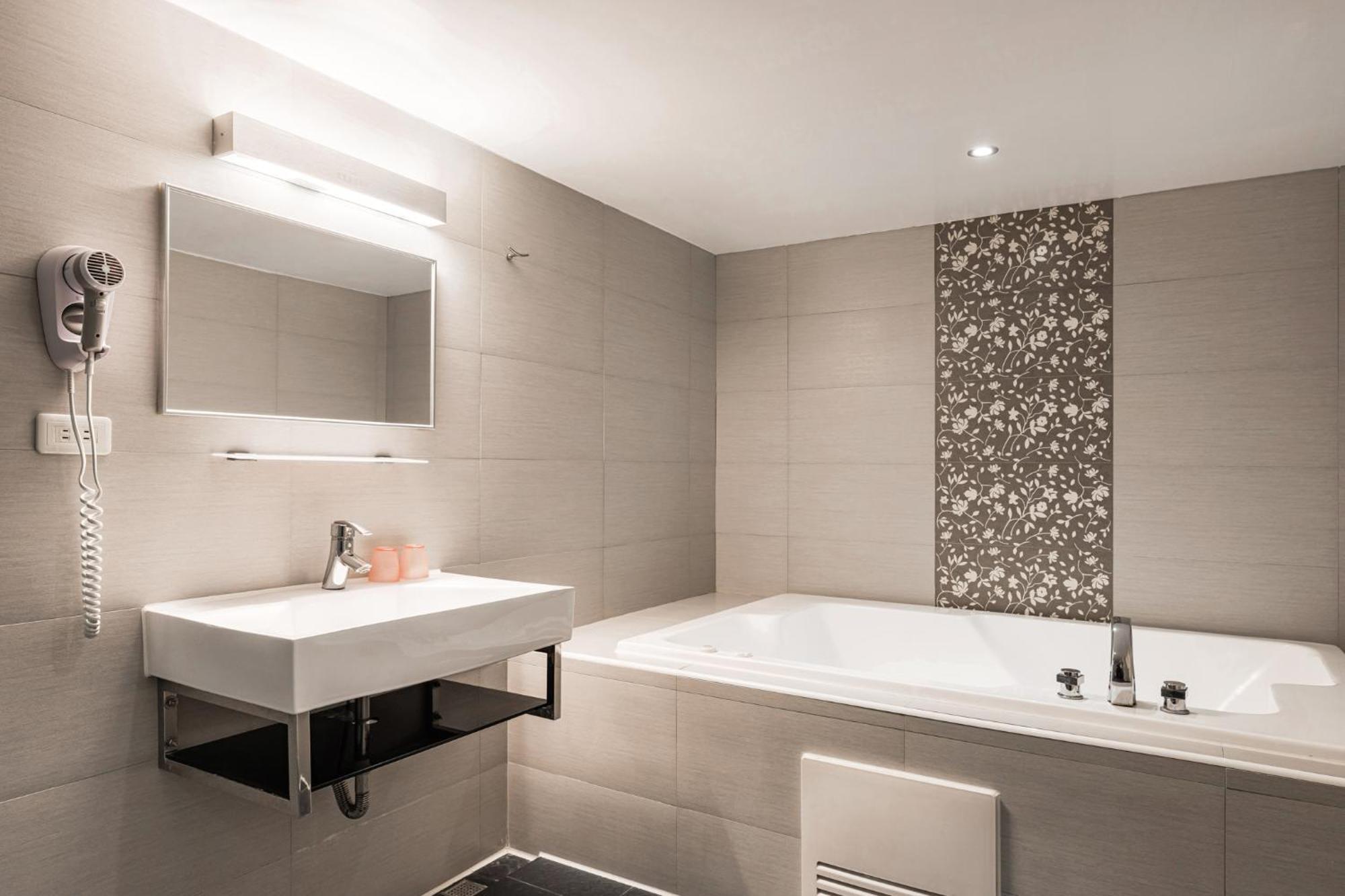The Riverside Hotel Esthetics Kaohsiung Exterior photo